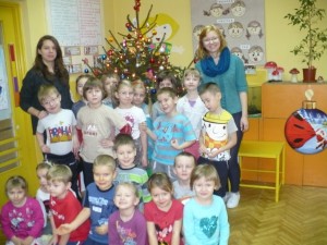 Daria i Jagoda ze swoją grupą przedszkolaków